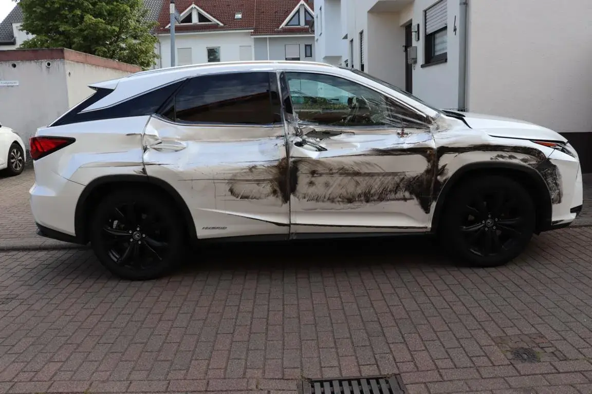 Starker Seitenschaden an einem weißen Fahrzeug nach einer Kollision